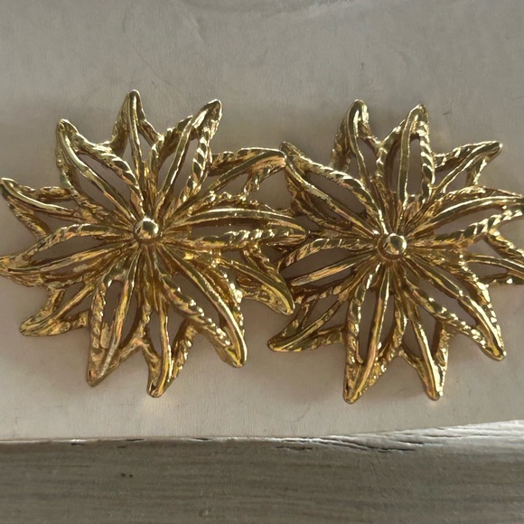 Vintage Floral Gold Tone Pierced Earrings stamped Stelle. - Picture 7 of 7